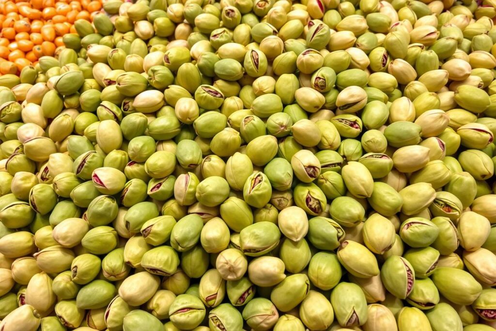 Ein Bild von grünen Pistazien auf einem Marktstand